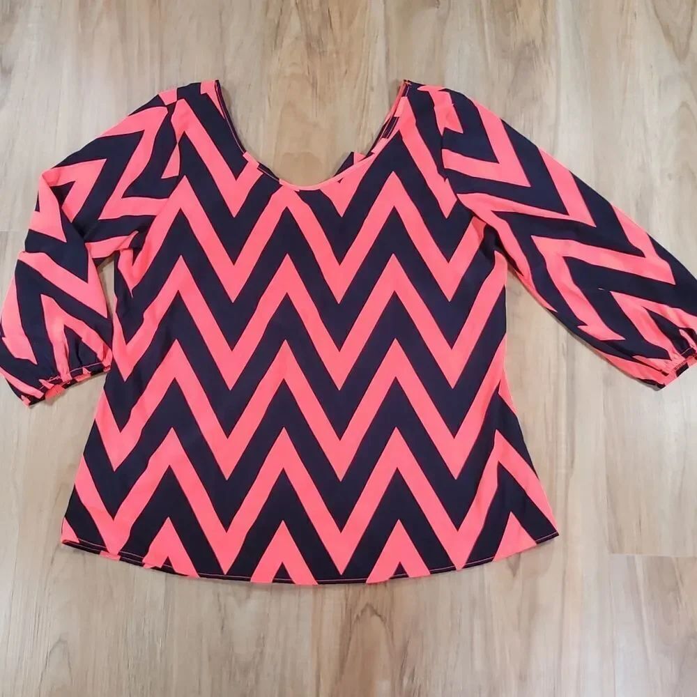 🔹️Mm Mm Mm Neon Coral & Black Chevron Print Blouse w/Oversized Bow XLarge